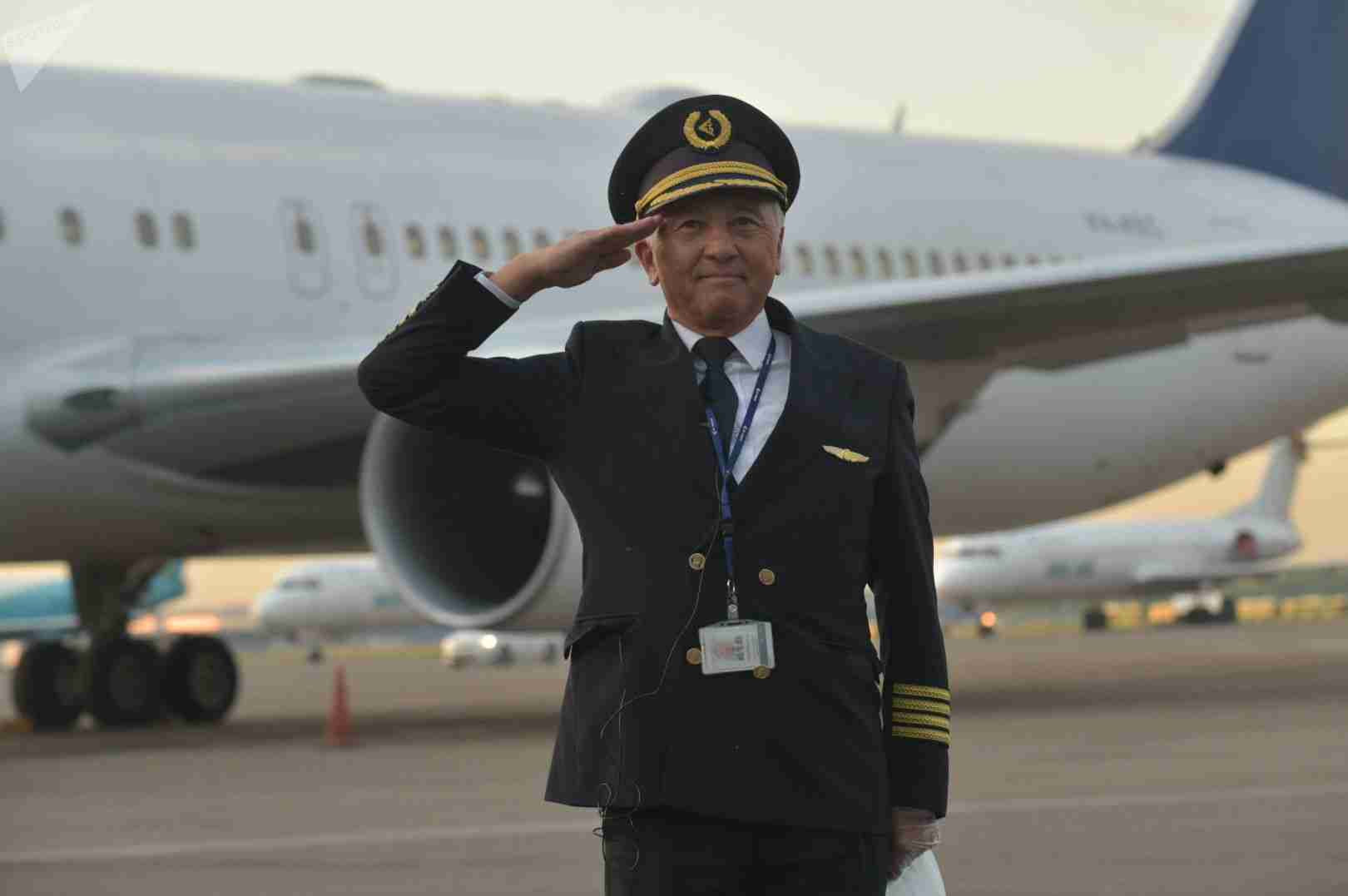 Личный пилот Назарбаева и бывший начальник Токаева получил орден