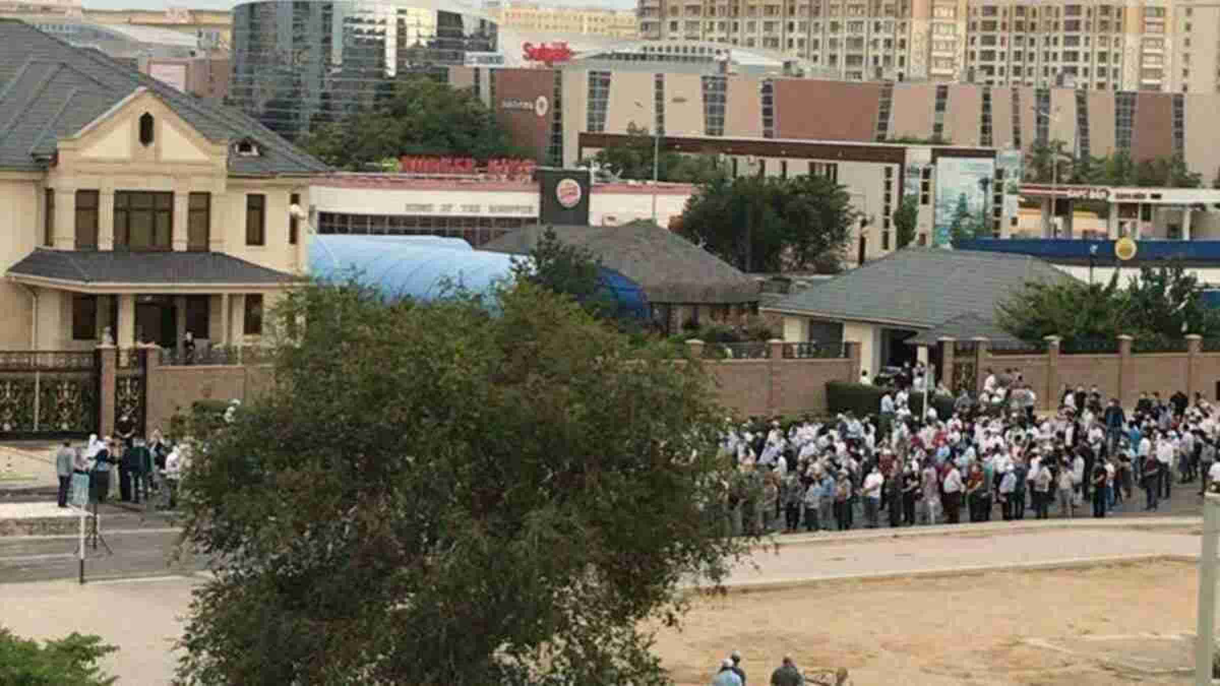 В Актау прошли массовые похороны: горожане потребовали отставки главного санврача региона