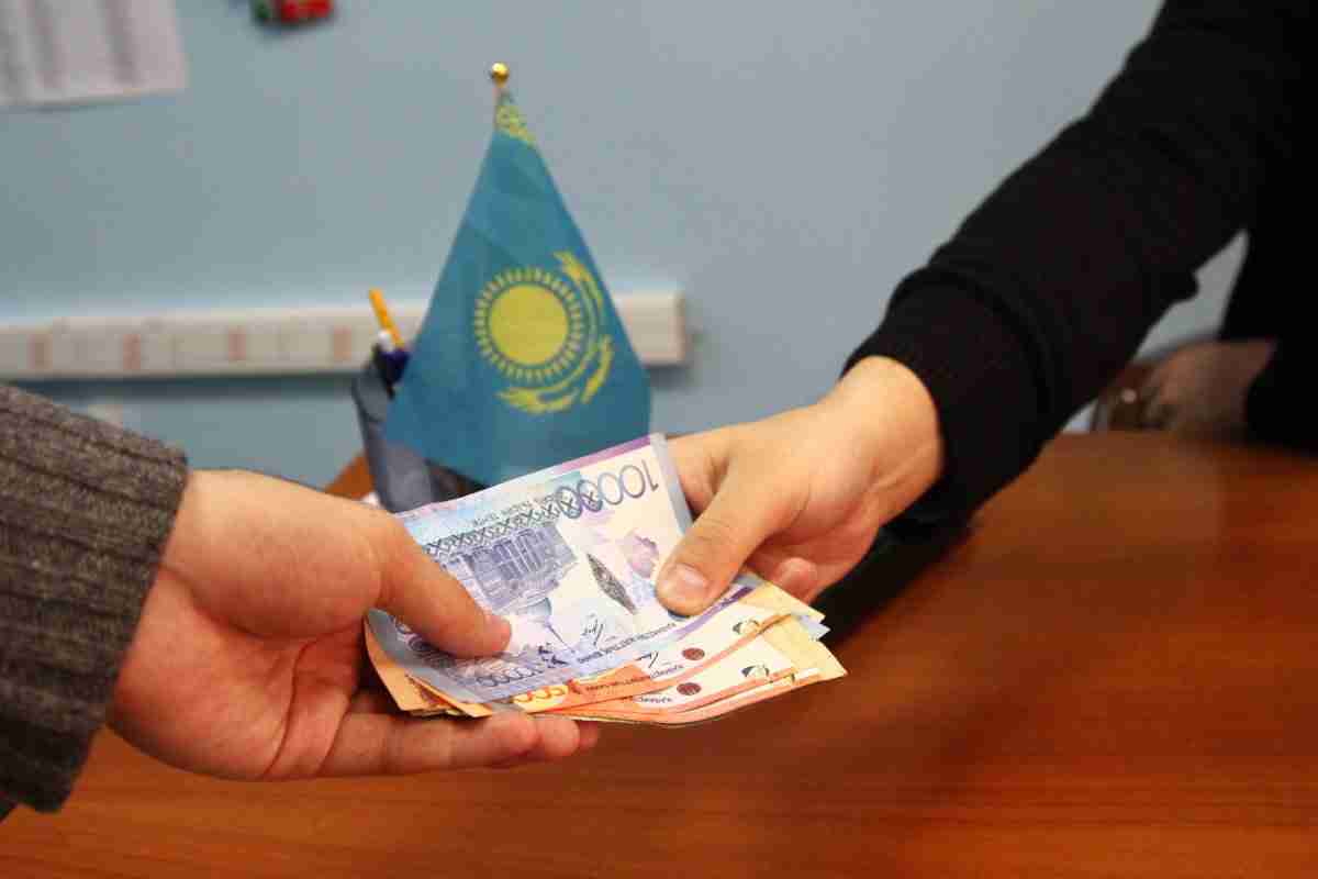 Полицейские Алматы присваивали деньги с выплаченных штрафов: подробности скандала