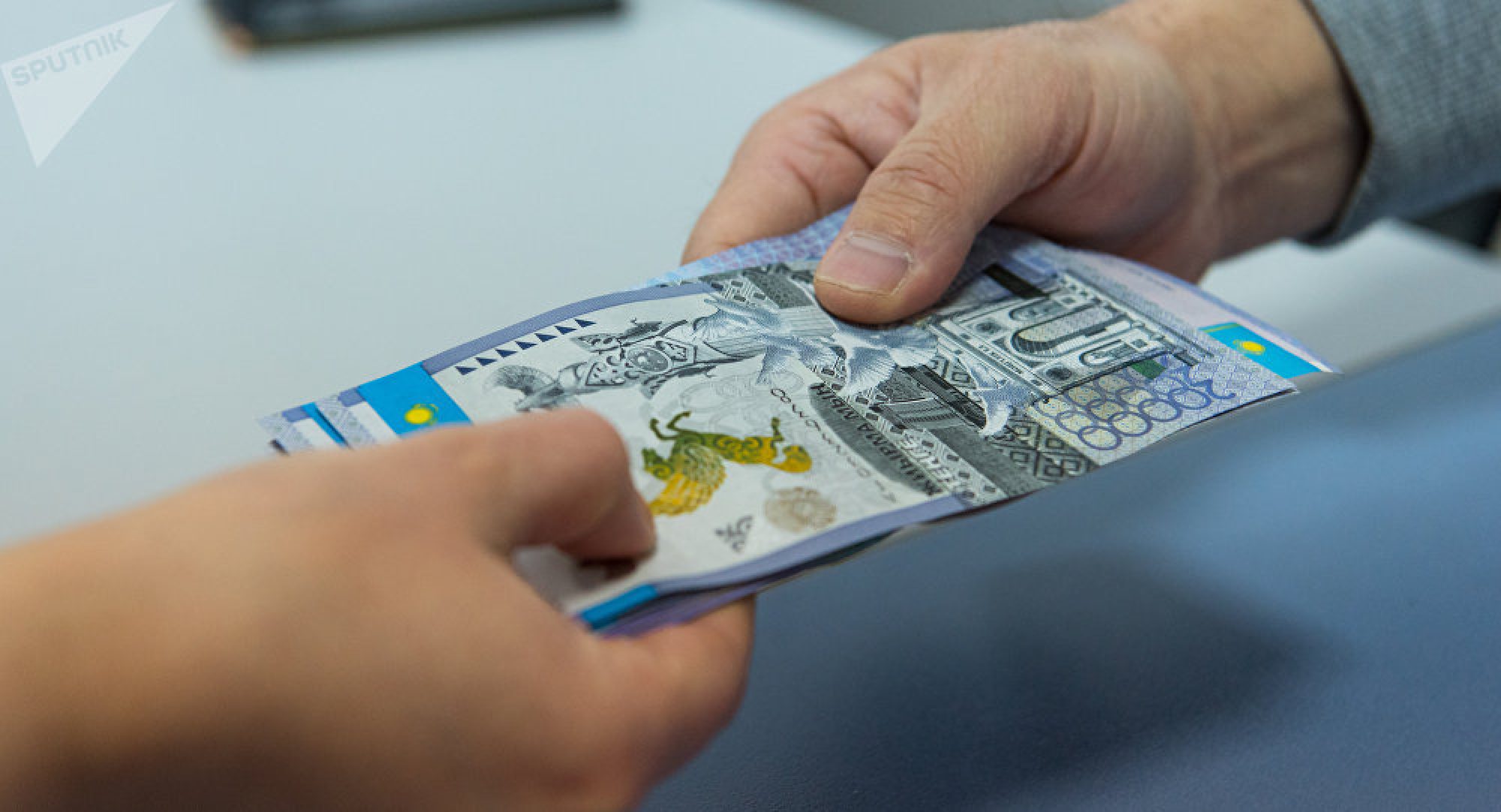 Падение курса тенге: сколько стоит валюта в обменниках разных регионов